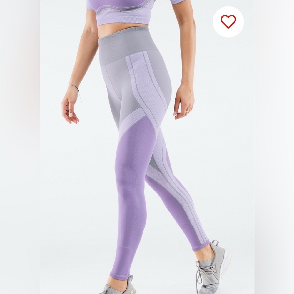 NWT Fabletics High Waisted Seamless Colorblock Purple Lilac Leggings MEDIUM - Picture 1 of 9